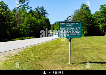 Un segno in Lincoln New Hampshire memorializing di Betty e Barney Hill UFO abduction Incident Foto Stock