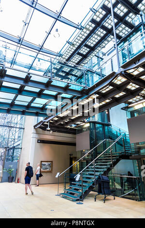 Moderna scala interna della Galleria d'arte di Manchester, Manchester, Regno Unito Foto Stock