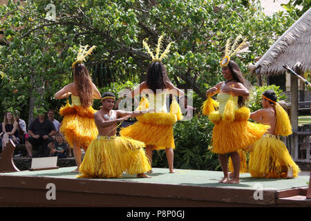 Ballerini rappresentano Tahiti ed eseguire in canoa pageant. Centro Culturale Polinesiano, Laie, Oahu Island, Hawaii, Stati Uniti d'America. Foto Stock