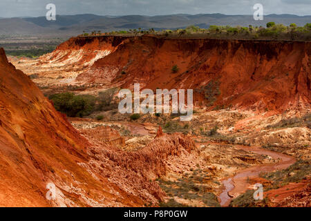 Paesaggio con le sculture di sabbia formata da erosione su Madagascar Foto Stock