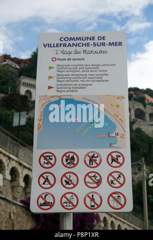 Un segno indica che vi sono molti regolamenti sulle spiagge di Ville Franche Sur Mer, Francia, giugno 2018 Foto Stock