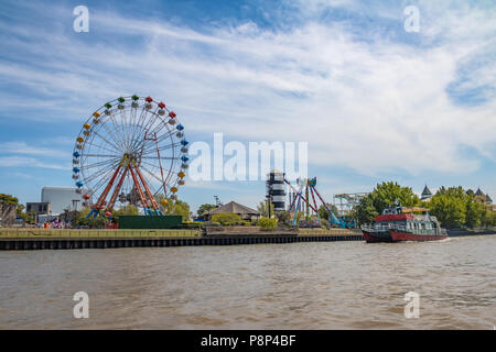 Ruota panoramica Ferris e il parco divertimenti di Luján River - Tigre, Buenos Aires, Argentina Foto Stock