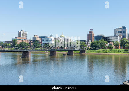 Skyline di Harrisburg in Pennsylvania da città isola da attraversato il fiume Susquehanna Foto Stock