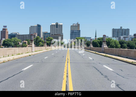 Skyline di Harrisburg in Pennsylvania da città isola da attraversato il fiume Susquehanna Foto Stock