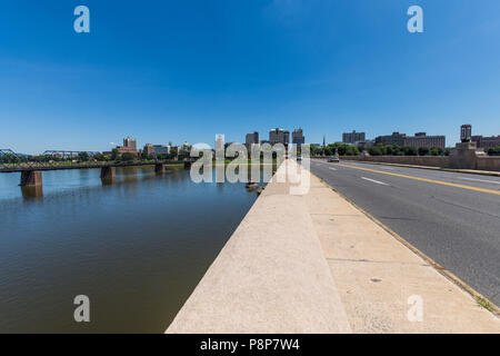 Skyline di Harrisburg in Pennsylvania da città isola da attraversato il fiume Susquehanna Foto Stock