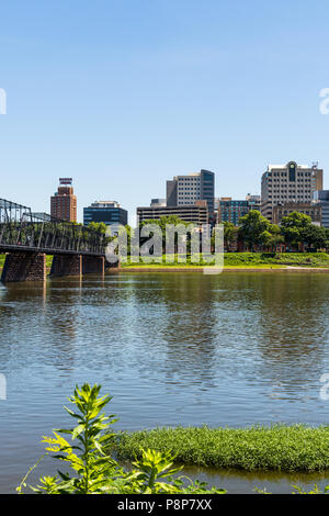 Skyline di Harrisburg in Pennsylvania da città isola da attraversato il fiume Susquehanna Foto Stock