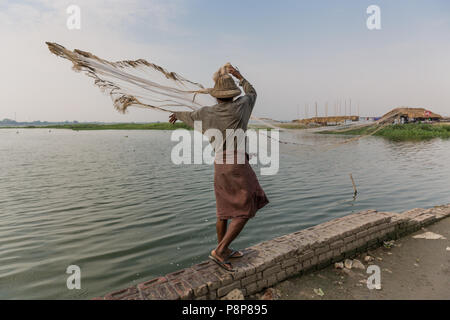 Rete di colata dei pescatori presso U Bein Bridge, Mandalay, Myanmar (Birmania) Foto Stock