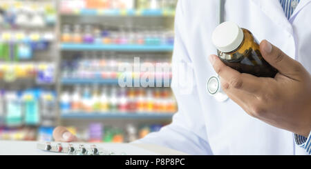 Medico tenendo il farmacista in farmacia farmacia Medicina Foto Stock