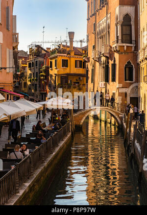 Il luogo perfetto per un spritz e apertivo sul retro di un canale d'acqua di Venezia Foto Stock
