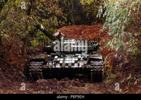 Vera battaglia serbatoi dissimulata in trincee Donbass Ucraina Foto Stock