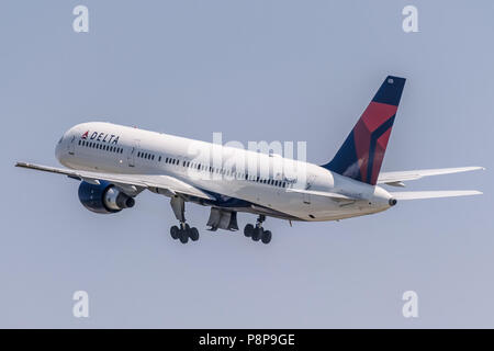 Montego Bay, Giamaica - Marzo 21 2015: Delta Airlines aeromobili con ruote sminuire come esso si discosta Sangster International Airport (MBJ) in Montego Bay Foto Stock