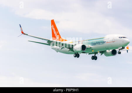 Montego Bay, Giamaica - 19 Febbraio 2017: Sunwing Airlines aeromobili preparando per l'atterraggio presso l'Aeroporto Internazionale di Sangster (MBJ) in Montego Bay Foto Stock