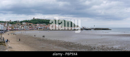 Panorama su South Bay Beach con un paio di persone nella distanza sulla sabbia , guardando verso la città, porto e castello. Foto Stock