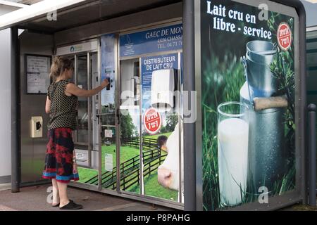 Latte crudo DISTRIBUTORE, LANGEAC (43), Francia Foto Stock