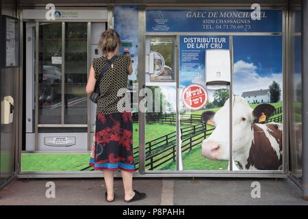 Latte crudo DISTRIBUTORE, LANGEAC (43), Francia Foto Stock