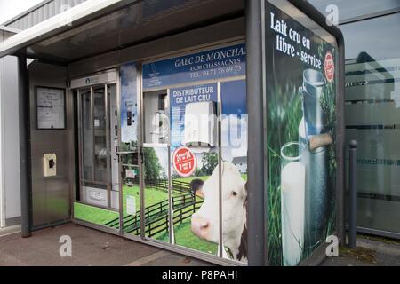 Latte crudo DISTRIBUTORE, LANGEAC (43), Francia Foto Stock