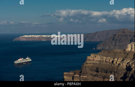 La nave da crociera Queen Elizabeth ancorata a Santorini, in Grecia Foto Stock