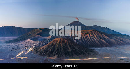 Panoramica Monte Bromo vulcanica, famosa meta di viaggio e di attrazione turistica in Indonesia Foto Stock