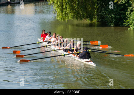 Un otto persona riga barca con donne canottaggio sul fiume Cam su una soleggiata giornata estiva, Cambridge, Regno Unito Foto Stock