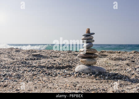 Pietre di bilanciamento impostato uno sulla parte superiore del litorale Foto Stock