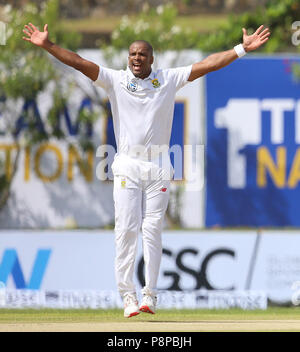 South African cricketer Vernon Philander appelli per una gamba prima di Wicket (LBW) decisione nei confronti dello Sri Lanka Dimuth battitore Karunaratne durante il primo giorno della loro apertura Test match tra lo Sri Lanka e il Sud Africa a Galle International Cricket Stadium di Galle su luglio 12, 2018. (Foto di Lahiru Harshana / Pacific Stampa) Foto Stock