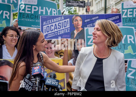 Alessandria Ocasio-Cortez, il Powerhouse ribelli che hanno tolto il 20-anno incombente Joe Crowley nel quartiere congressuale 14, ha annunciato la sua approvazione di Zephyr Teachout per il procuratore generale dello Stato di New York oggi in una conferenza stampa il 12 luglio 2018, presso la carica Bull statua che si trova nella parte inferiore di Manhattan. (Foto di Erik McGregor / Pacific Stampa) Foto Stock