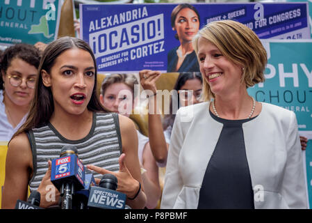 Alessandria Ocasio-Cortez, il Powerhouse ribelli che hanno tolto il 20-anno incombente Joe Crowley nel quartiere congressuale 14, ha annunciato la sua approvazione di Zephyr Teachout per il procuratore generale dello Stato di New York oggi in una conferenza stampa il 12 luglio 2018, presso la carica Bull statua che si trova nella parte inferiore di Manhattan. (Foto di Erik McGregor / Pacific Stampa) Foto Stock