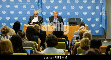 New York, Stati Uniti. 12 Luglio, 2018. Segretario Generale delle Nazioni Unite Antonio Guterres conduce press briefing presso la sede delle Nazioni Unite Credito: Lev Radin/Pacific Press/Alamy Live News Foto Stock