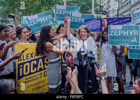 Alessandria Ocasio-Cortez, il Powerhouse ribelli che hanno tolto il 20-anno incombente Joe Crowley nel quartiere congressuale 14, ha annunciato la sua approvazione di Zephyr Teachout per il procuratore generale dello Stato di New York oggi in una conferenza stampa il 12 luglio 2018, presso la carica Bull statua che si trova nella parte inferiore di Manhattan. (Foto di Erik McGregor / Pacific Stampa) Foto Stock