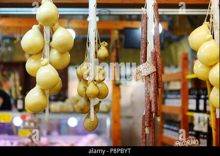 Ampia selezione di formaggi in italiano tipico mercato contadino Foto Stock