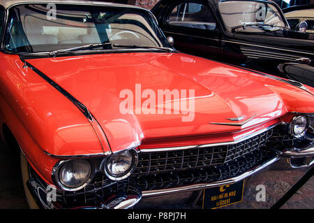 ISTANBUL, Turchia - 25 Maggio 2018: 1960 Cadillac Serie 62 Hardtop Sedan in Rahmi M. Koc Museo Industriale. Museo Koc ha uno dei più grandi classic c Foto Stock