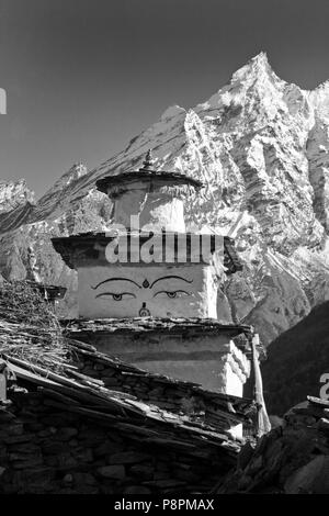 Uno stupa nel villaggio di SAMAGAUN sul intorno il MANASLU TREK - REGIONE NUPRI, NEPAL Foto Stock