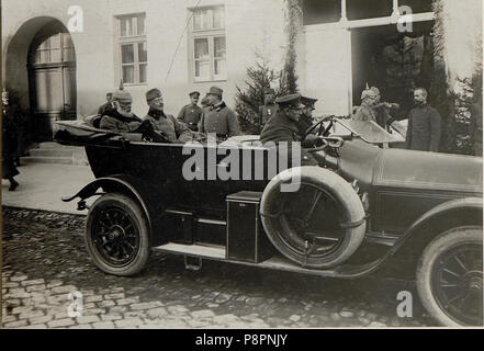 Erzherzog Karl von guerra Juni 1916 un, Oberkommandierender eines Teilabschnittes der Ostfront und befehligte mehrere Armeen zwischen Brody und den Karpaten. Im Rahmen dieses Kommandos inspizierte Erzherzog Karl seine ihm zugeordneten Einheiten. 111 Der König von Bayern; Ludwig III., besucht das Heeresgruppenkommando in Sighișoara (Schässburg, Segesvar), 7.11.1916, gemeinsame Fahrt mit dem früheren Außenminister Graf Leopold Berchtold BildID (15549236) Foto Stock