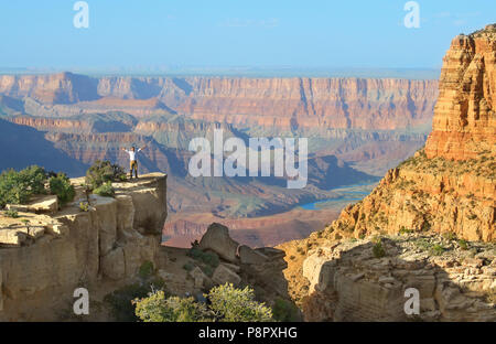 Aprile 14, 2017: vista del Grand Canyon South Rim in Arizona a noi. La foto è stata presa da Moran punto, uno dei famosi punti di vista del Grand Canyon Foto Stock