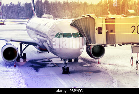 Jan 8, 2012 Mosca - Un Aeroflot compagnie aeree jet attaccato al passeggero il ponte di imbarco presso l'aeroporto di Sheremetyevo di Mosca. Foto Stock