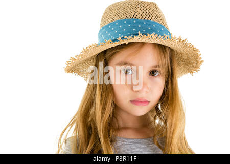 Carino graziosa bambina con bid soulful occhi indossando un quartiere alla moda di cappello di paglia con nastro blu in una stretta su ritratto su bianco Foto Stock