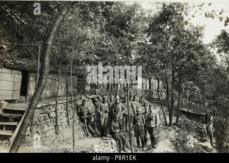 568 Unterkünfte österreichisch - ungarischer Truppen auf Podgorahöhe, 25.10.1915. (BildID 15593940) Foto Stock