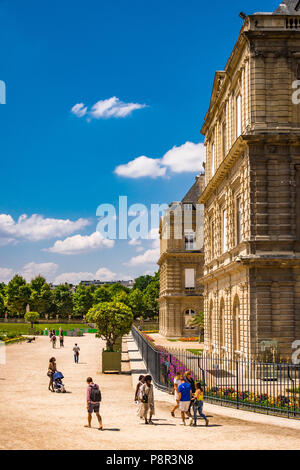 Il Palazzo del Lussemburgo entro i Giardini di Lussemburgo a Parigi, Francia Foto Stock