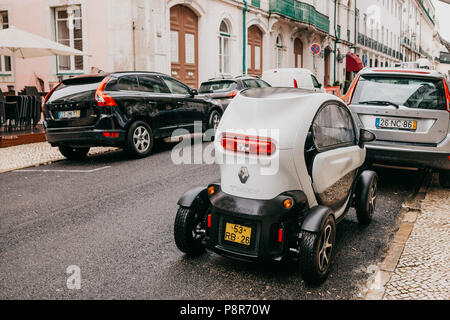 Il Portogallo, Lisbona, luglio 01, 2018: Renault del moderno compact concettuale auto ecologiche è parcheggiato su una strada della citta'. Foto Stock