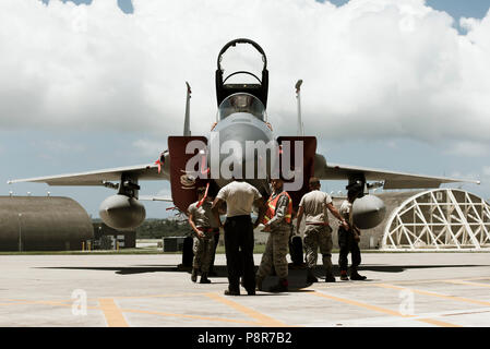 Avieri dal 67th Manutenzione aeromobili unità preparare un F-15C Eagle per lo stoccaggio prima dell'arrivo del tifone Maria Luglio 9, 2018 a Kadena Air Base, Giappone. Team Kadena manutentori Aerei spostato in rifugi di protezione per evitare danni da condizioni meteorologiche estreme. (U.S. Air Force foto di Senior Airman Omari Bernard) Foto Stock