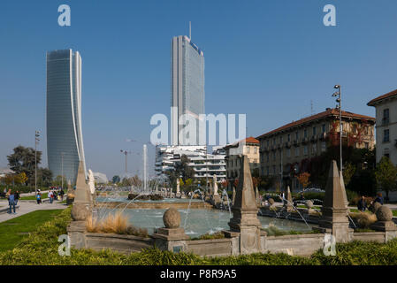 Milano, 15 ottobre 2017 - Isozaki e Hadid torri visto da quattro stagioni fontana, Giulio Cesare Square, 3 Torri, Milano, Italia Foto Stock