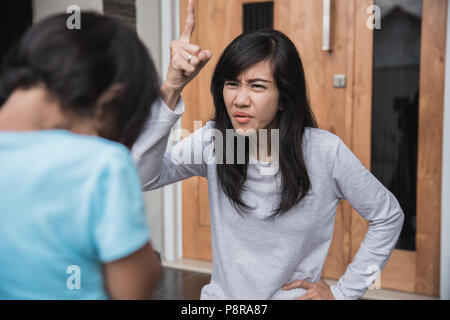 Madre rimproverando un bambino per il cattivo comportamento. scolding sua figlia Foto Stock