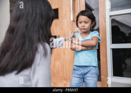 Madre rimproverando un bambino per il cattivo comportamento. scolding sua figlia Foto Stock