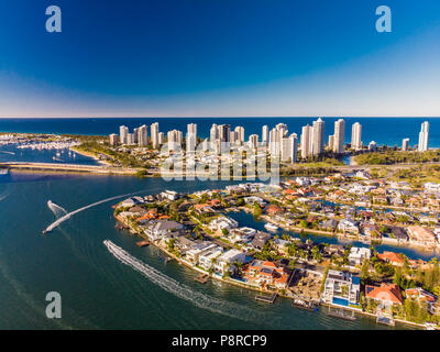 Vista aerea di Surfers Paradise e a Southport sulla Gold Coast, Foto Stock