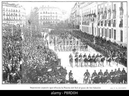 339 Imponente aspecto que ofrecía la Puerta del Sol al Paso de los húsares, de Campúa, Nuevo Mundo, 03-03-1910 Foto Stock