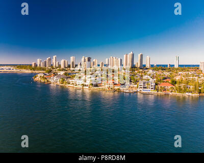 Vista aerea di Surfers Paradise e a Southport sulla Gold Coast, Foto Stock