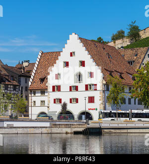 Schaffhausen, Svizzera - 29 agosto 2015: edifici della parte storica della città lungo il fiume Reno, persone lungo gli argini del fiume. Foto Stock