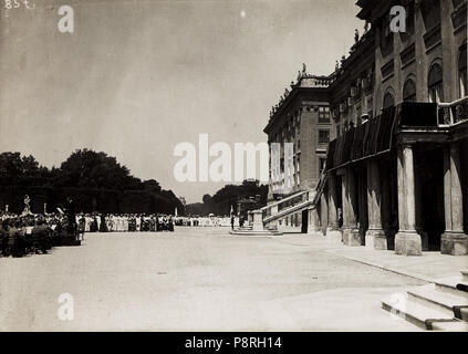 333 Huldigung der Katholischen Frauenorganization für Niederösterreich vor Kaiser Karl I. und Kaiserin Zita di Schönbrunn am 17. Juni 1917 (BildID 15565934) Foto Stock