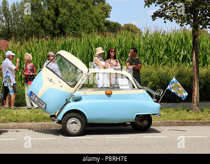 A Garching, Germania-luglio 8, 2018. Auto d'epoca BMW Isetta 300 bicolore blu e bianco crema con porta aperta e aprire il tetto del sole presso la tradizionale sfilata Foto Stock