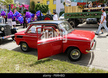 A Garching, Germania-luglio 8, 2018. Classic Vintage rosso lucido NSU Prinz con sportello aperto presso la tradizionale sfilata per le 47. Cittadino Settimana di Garching, lat Foto Stock